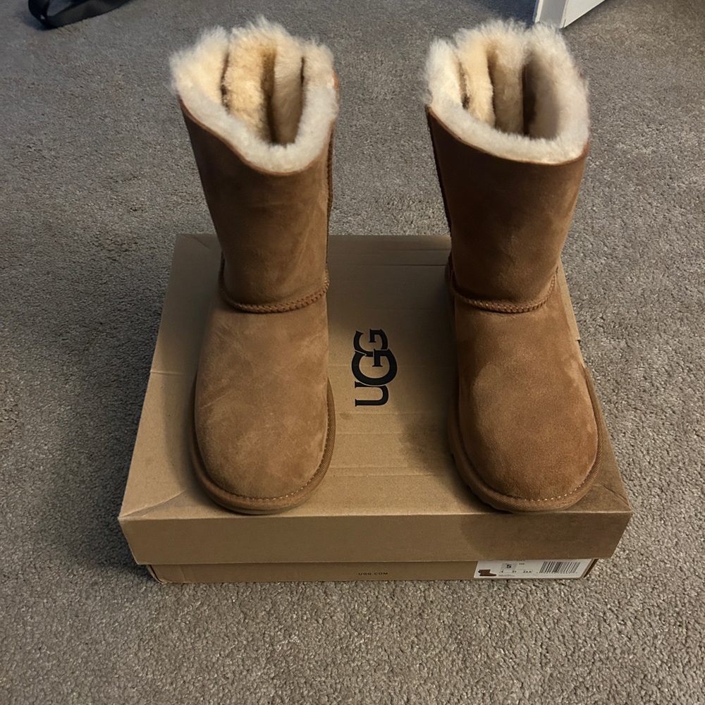 NIB UGG K Bailey Bow II size 5 Kids = Women's 7